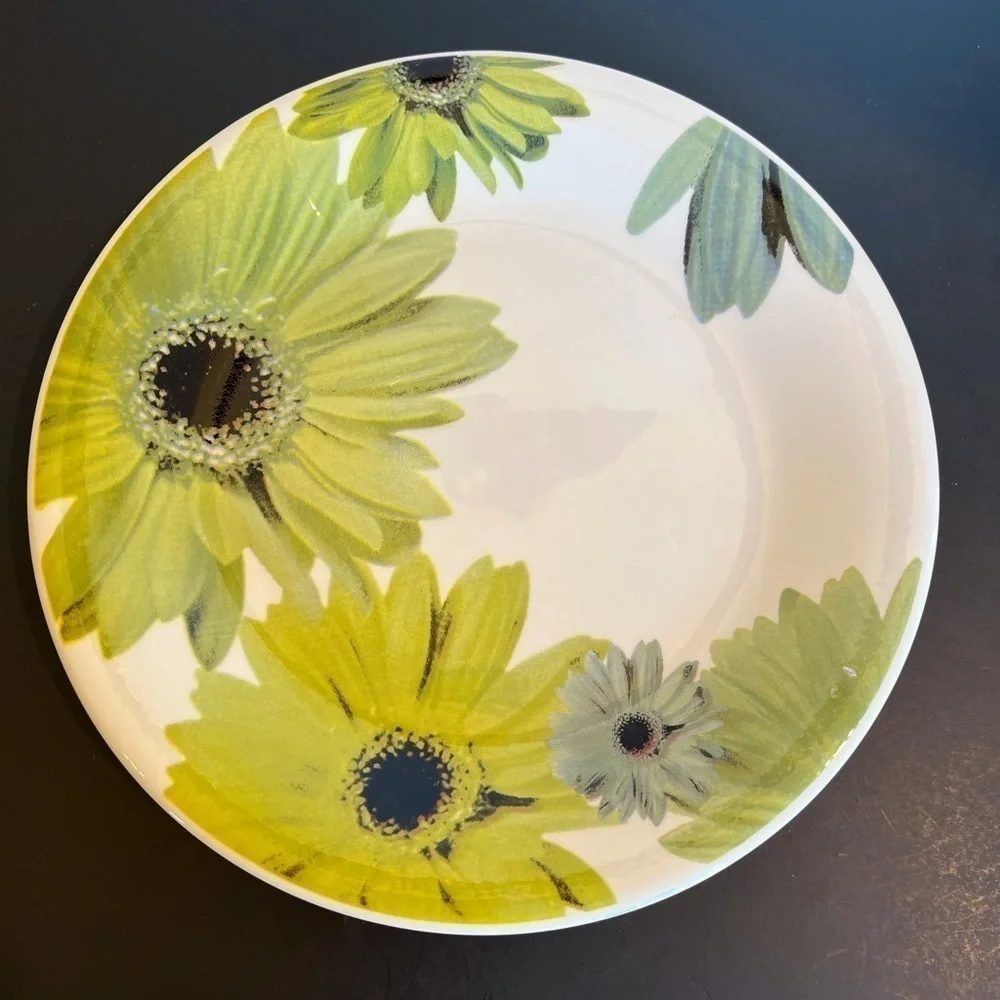 Crate and Barrel Gerber Daisy Buffet Plate   Made in Italy